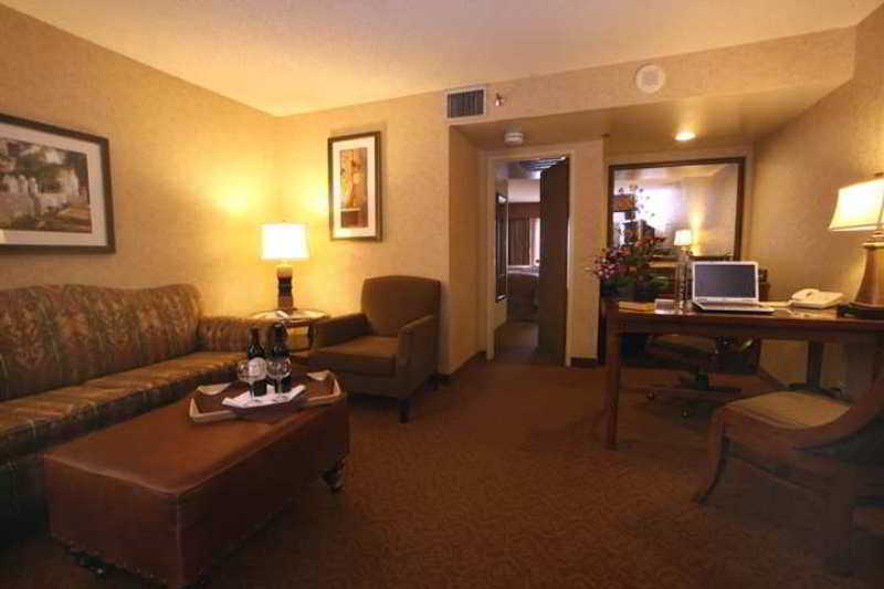 Embassy Suites By Hilton Santa Ana Orange County Airport Стая снимка